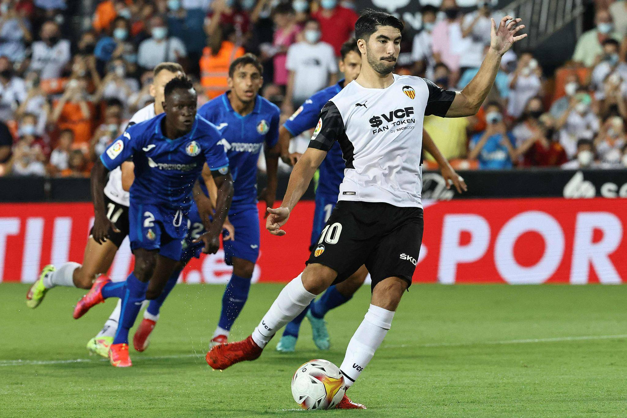 瓦伦西亚主场表现不佳,球迷失望 瓦伦西亚主场表现不佳,球迷失望