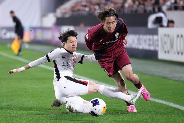 球员在比赛中尽展实力取得胜利 球员在比赛中尽展实力取得胜利