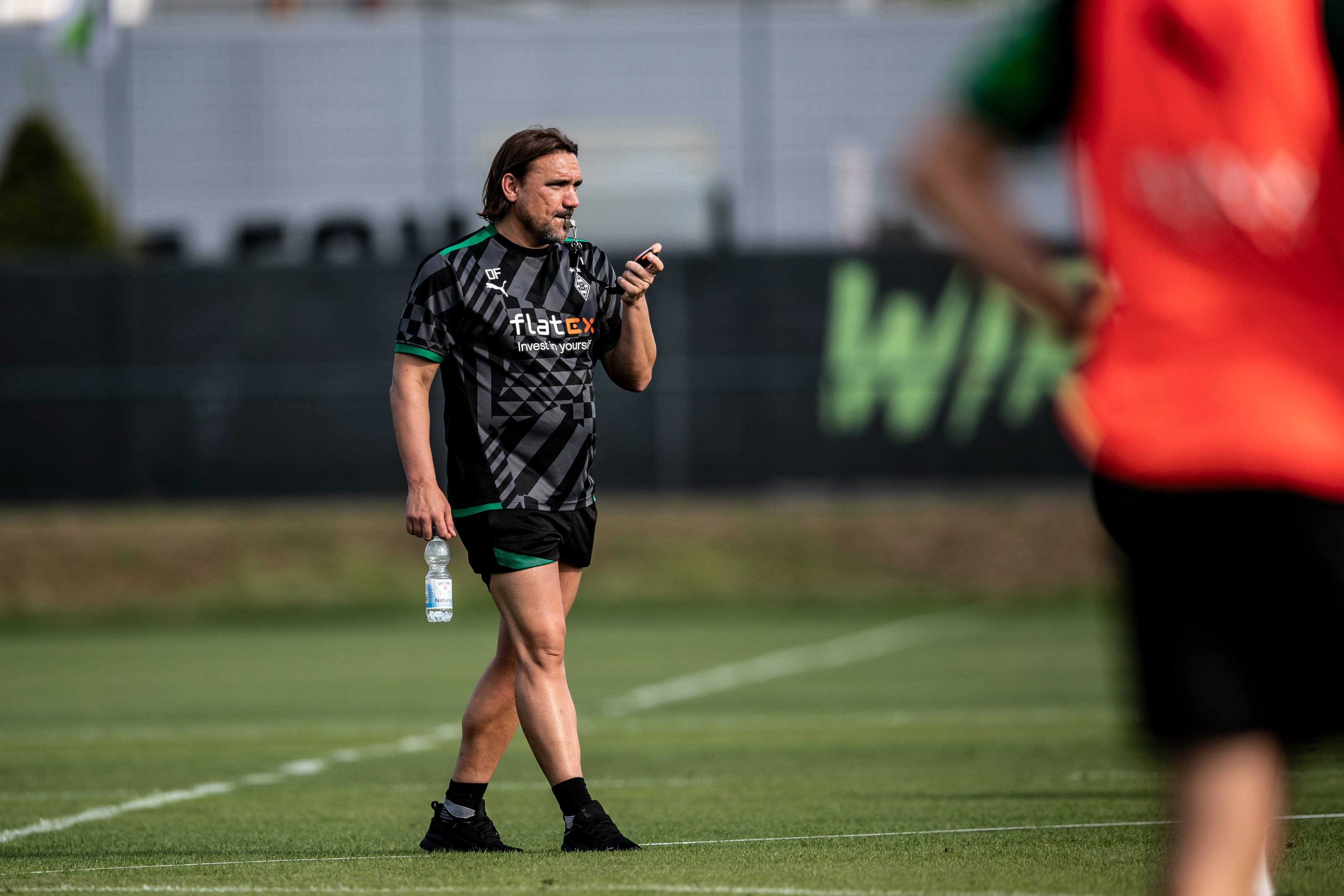 门兴格拉德巴赫队球员誓言取得胜利的简单介绍 门兴格拉德巴赫队球员誓言取得胜利的简单介绍