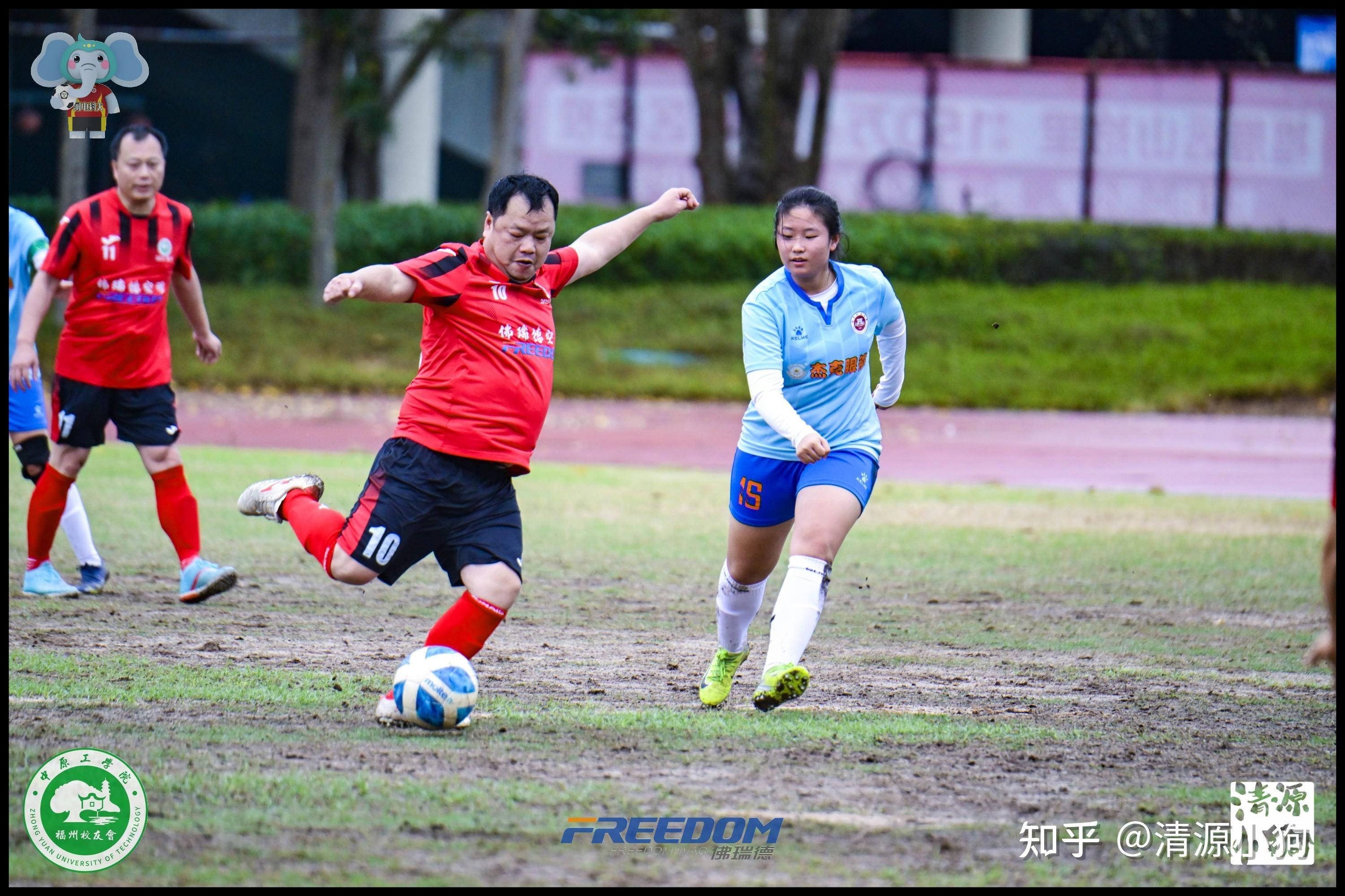 两支实力雄厚的球队在赛场上相遇 两支实力雄厚的球队在赛场上相遇