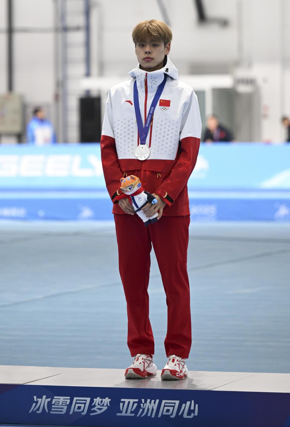 体操比赛中国队包揽冠亚,完美表现的简单介绍 体操比赛中国队包揽冠亚,完美表现的简单介绍