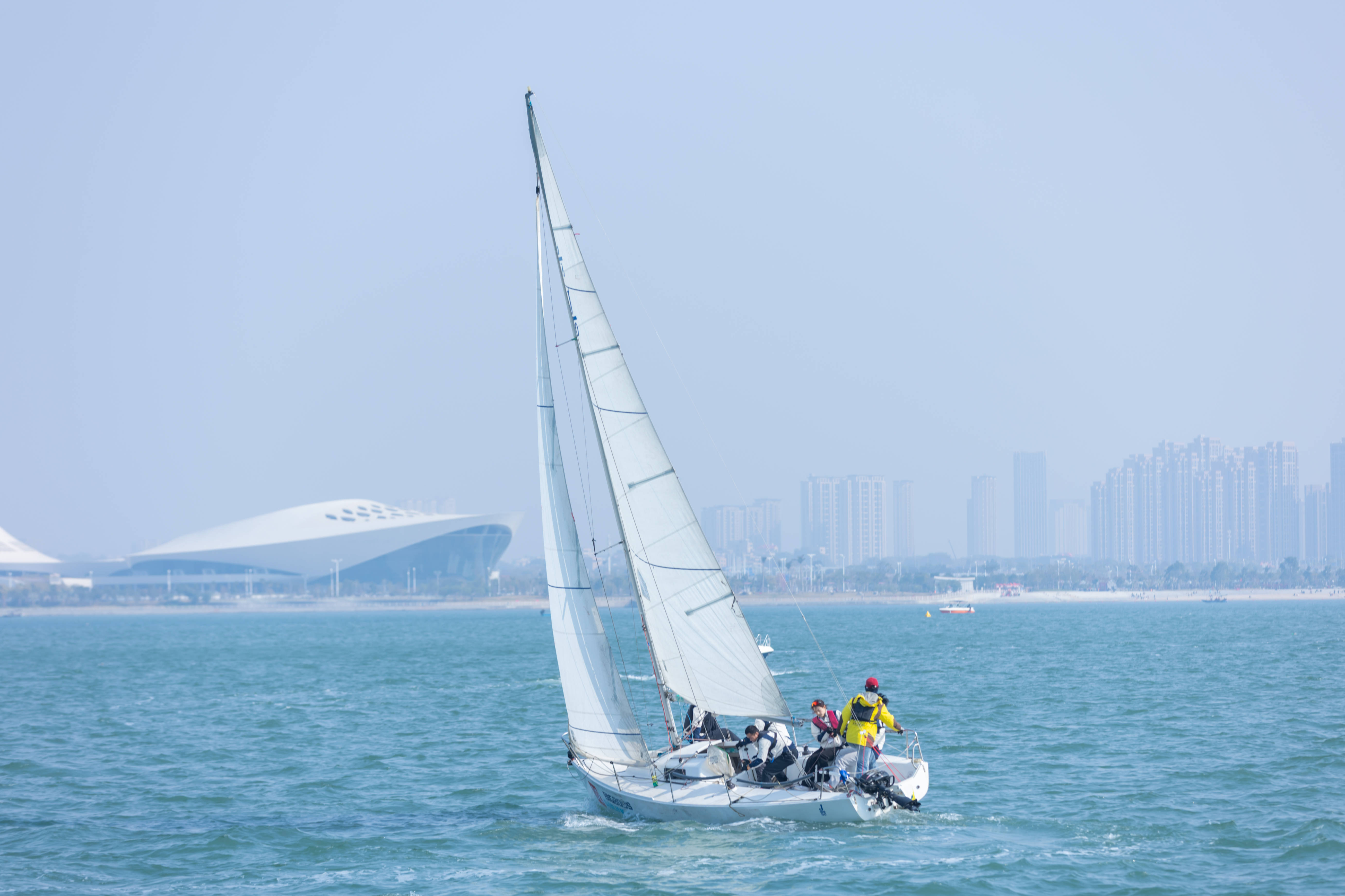 队伍在比赛中展现了出色的团队合作精神 队伍在比赛中展现了出色的团队合作精神