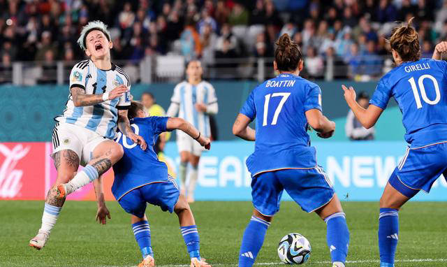 乌拉圭压倒性胜出,欧洲杯预选赛轰轰烈烈 乌拉圭压倒性胜出,欧洲杯预选赛轰轰烈烈