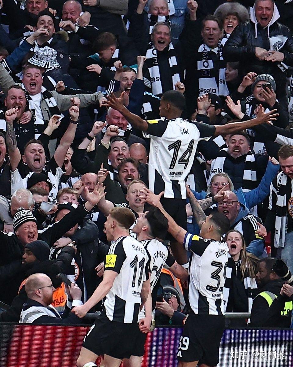 球队的团结精神带来了胜利的喜悦 球队的团结精神带来了胜利的喜悦