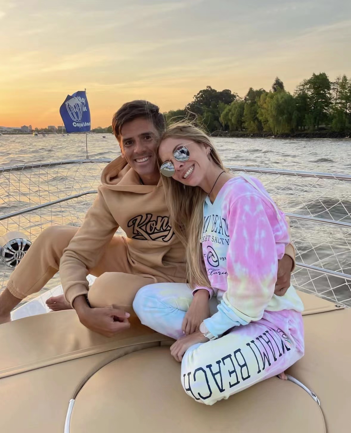 阿根廷球星里奥-费尔南德斯与女友一同出现在商场购物的简单介绍