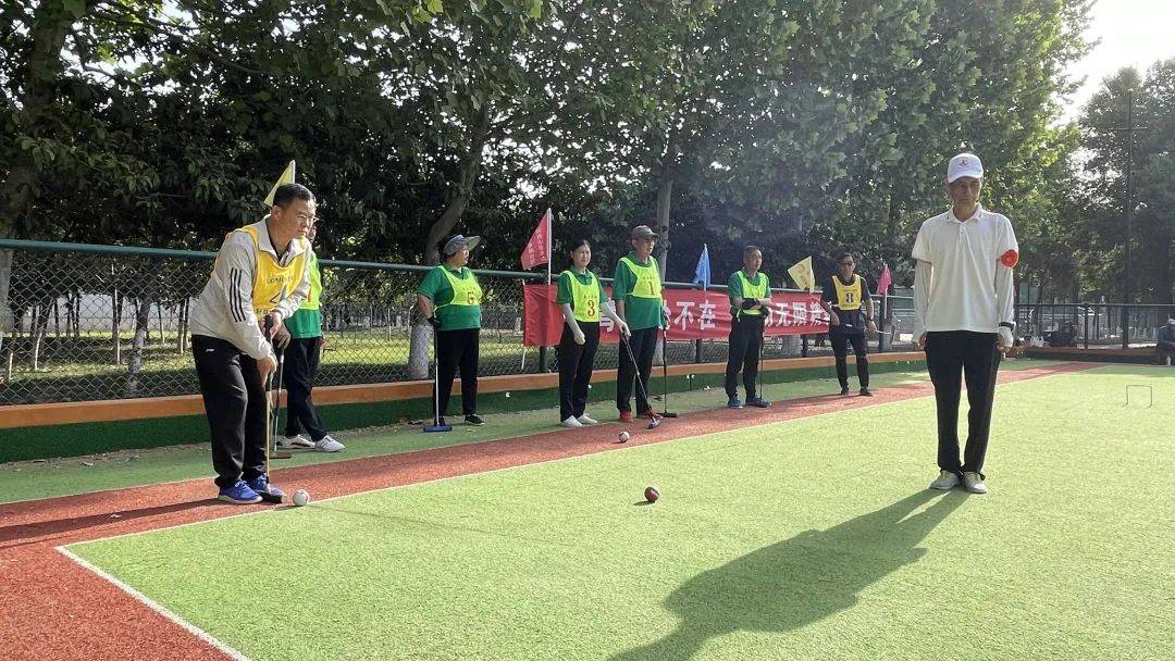 热闹球场涌现众多体育爱好者的简单介绍 热闹球场涌现众多体育爱好者的简单介绍