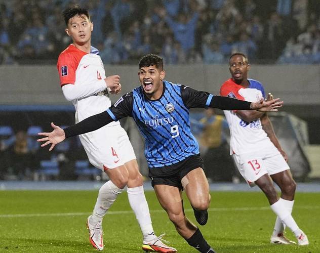 开云体育app-横滨水手队球员合影庆祝胜利