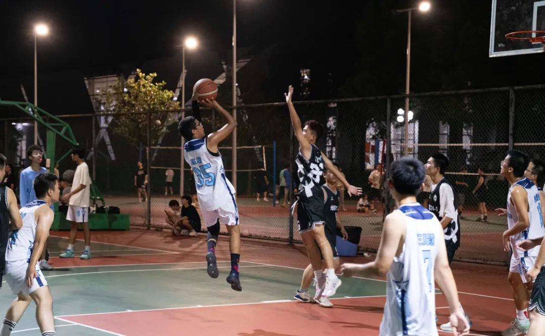 东南亚篮球赛事精彩纷呈，球员技艺风采吸引眼球