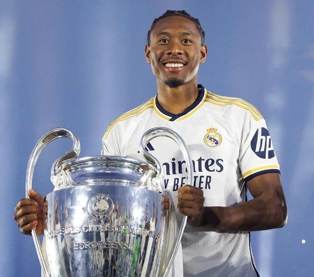 世界足球巨星：伤愈复出，强势回归赛场