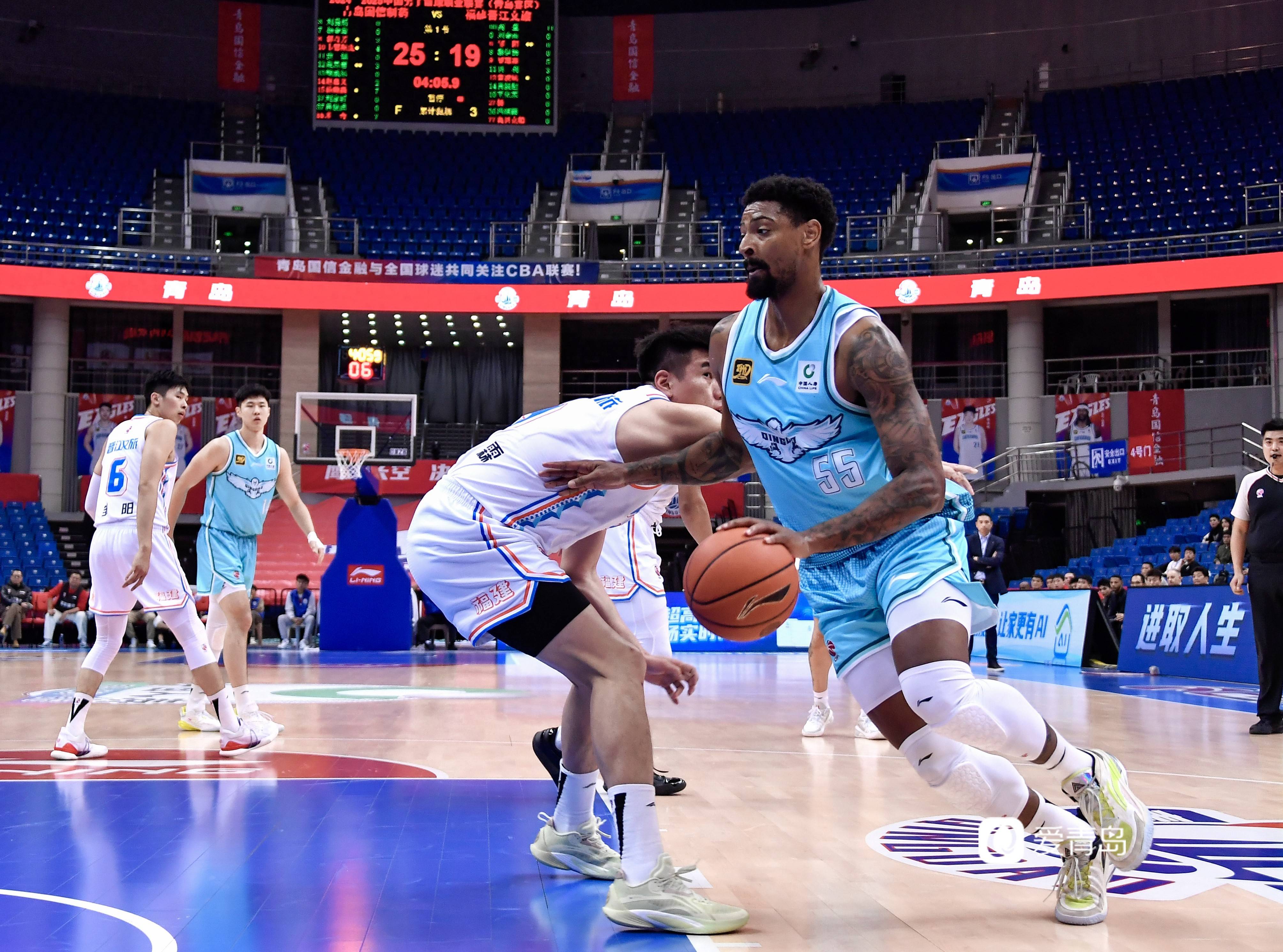 开云体育平台APP-比赛中球员的进攻和防守之间的激烈对抗