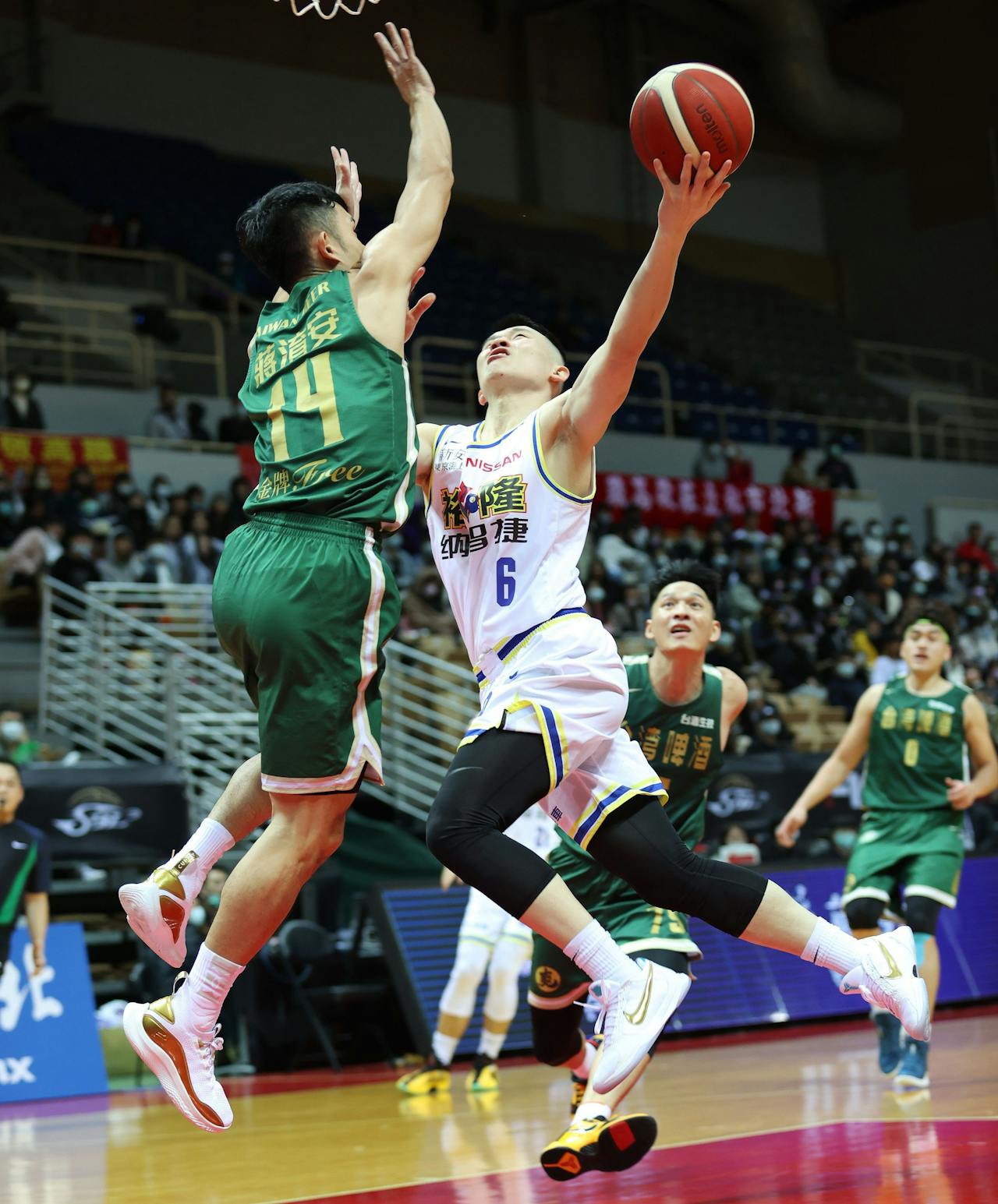 开云体育官方网站-湖南隆裕男篮壮烈作战,险胜对手成功晋级