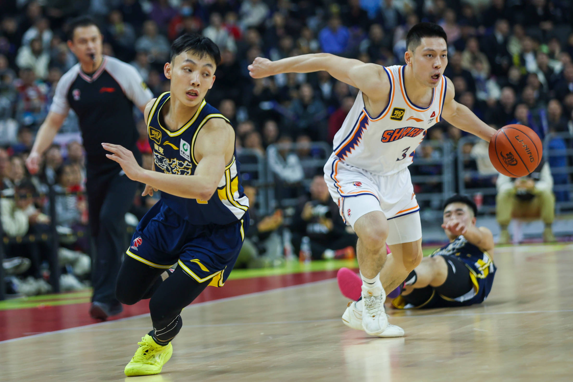 球员个人表现突出，带领球队赢得胜利