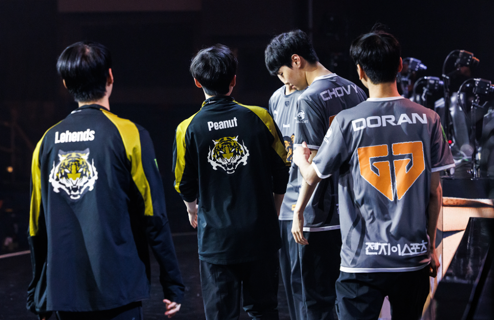 开云体育中国-HKA轻取TES,Deft拿下关键大龙峡谷大战全球总决赛,留下经典瞬间