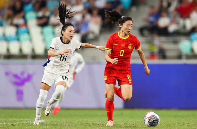 开云体育中国-中国女足比赛中某位队员突显个人实力,成为焦点人物