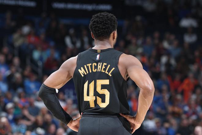 开云体育下载-雷霆轻取上海队,米切尔点燃赛场